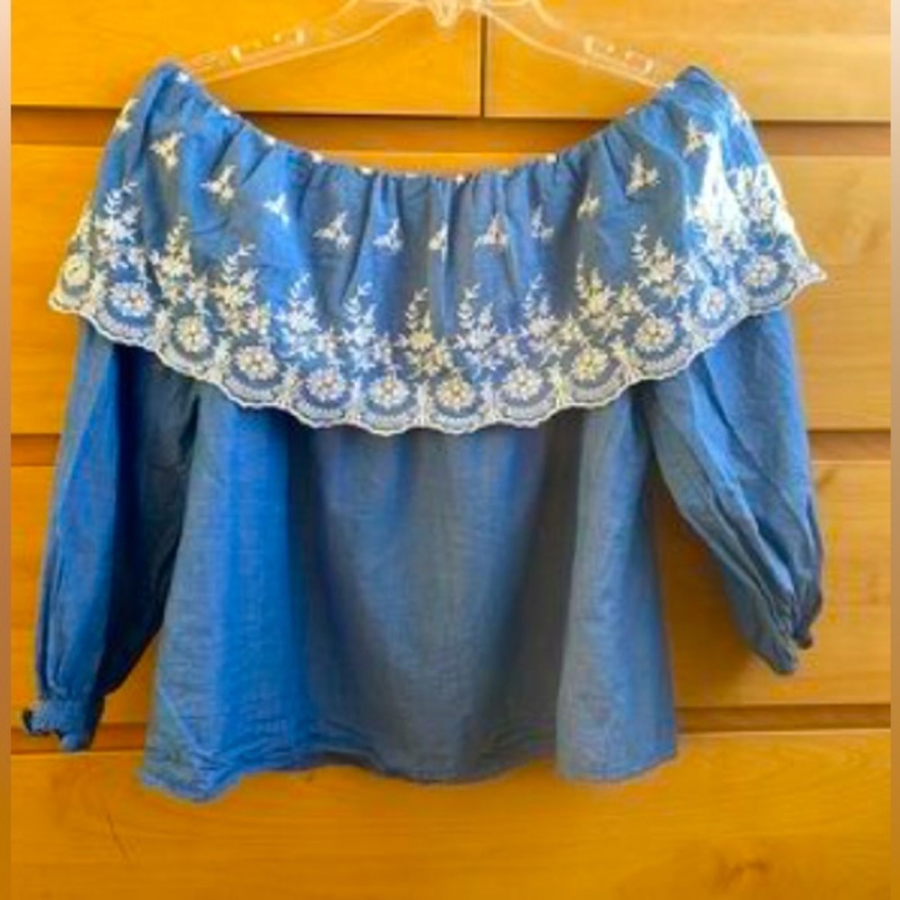 Francesca’s Chambray top - Picture 1 of 4